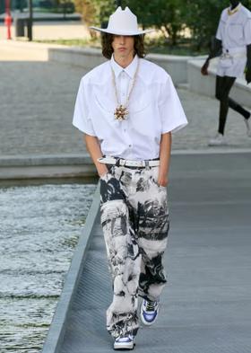 A man wearing a MSGM white short-sleeve, a cowboy pants and wide pants