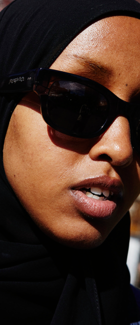 A woman wearing a black pair of Sun Buddies