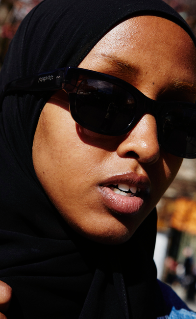 A woman wearing a black pair of Sun Buddies