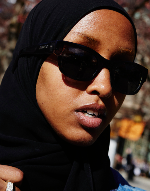 A woman wearing a black pair of Sun Buddies