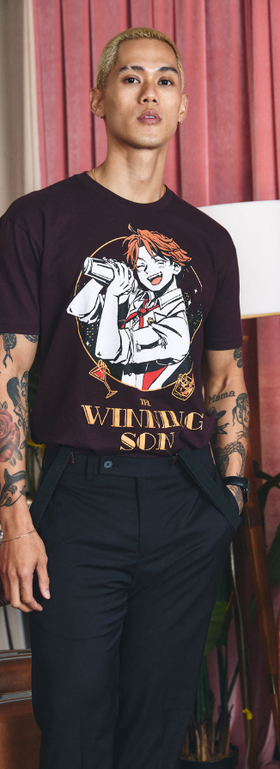 A man wearing a OMOCAT yokoku roberu holomeet maroon t-shirt
