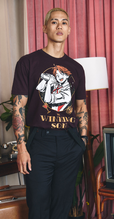 A man wearing a OMOCAT yokoku roberu holomeet maroon t-shirt