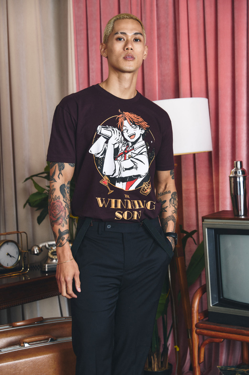 A man wearing a OMOCAT yokoku roberu holomeet maroon t-shirt