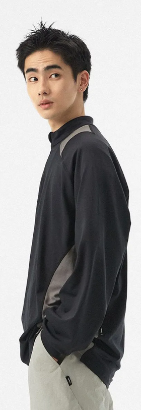 A man wearing black color reflective letter print training t-shirt