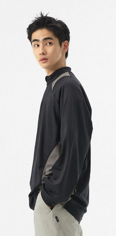 A man wearing black color reflective letter print training t-shirt