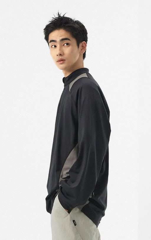 A man wearing black color reflective letter print training t-shirt