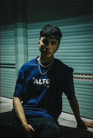 A man wearing blue sparkle s/s heav t-shirt