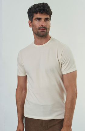 A man wearing ecru color liron t-shirt eco pique