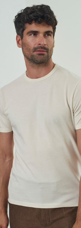 A man wearing ecru color liron t-shirt eco pique