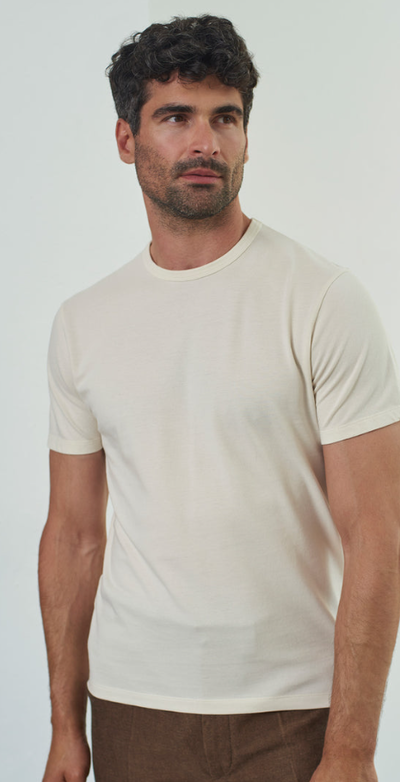 A man wearing ecru color liron t-shirt eco pique