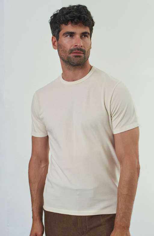 A man wearing ecru color liron t-shirt eco pique