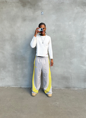 A man wearing slouchy track pant