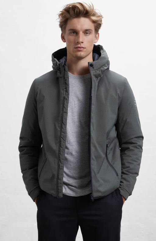 A man wearing green cartes jacket