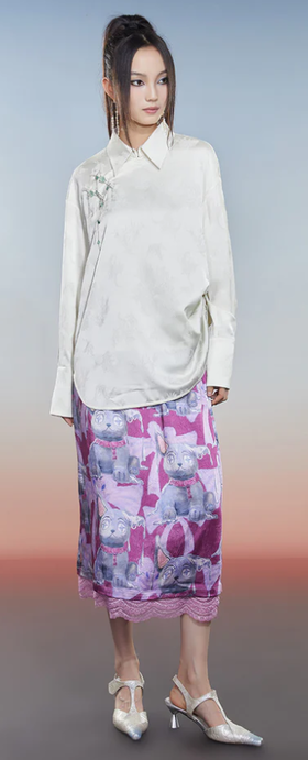 A woman wearing mukzin new chinese style white simple shirt