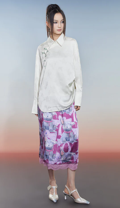 A woman wearing mukzin new chinese style white simple shirt