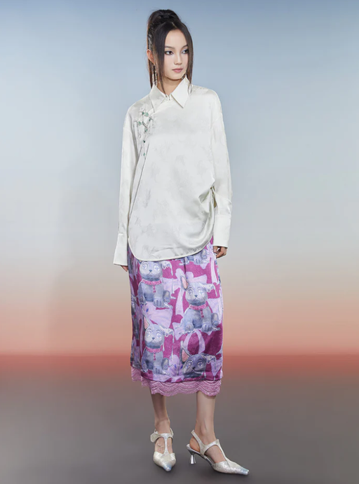 A woman wearing mukzin new chinese style white simple shirt
