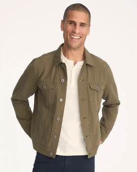 A man wearing ivy green cotton-linen reid jacket by Untuckit