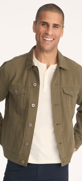 A man wearing ivy green cotton-linen reid jacket by Untuckit