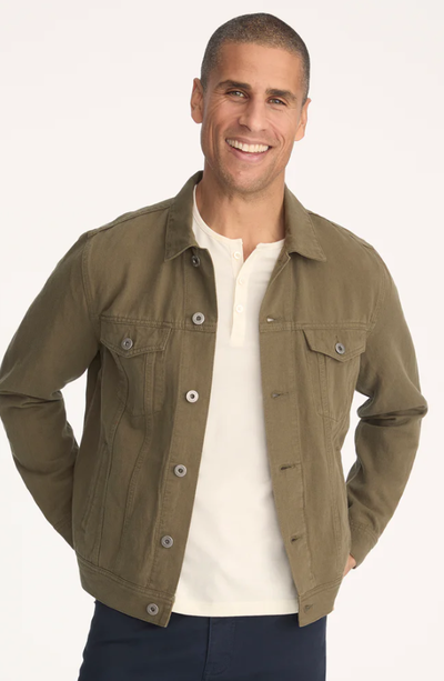 A man wearing ivy green cotton-linen reid jacket by Untuckit