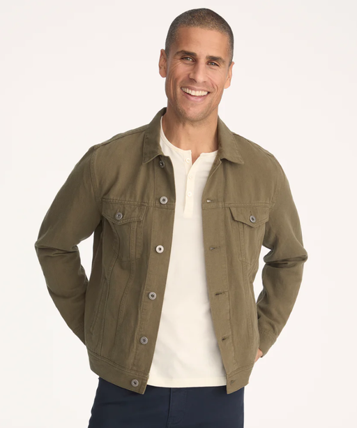 A man wearing ivy green cotton-linen reid jacket by Untuckit