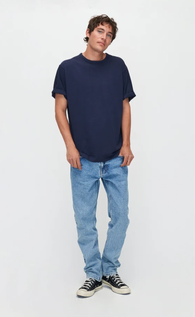 A man wearing a Kuyichi dark navy liam linen tee