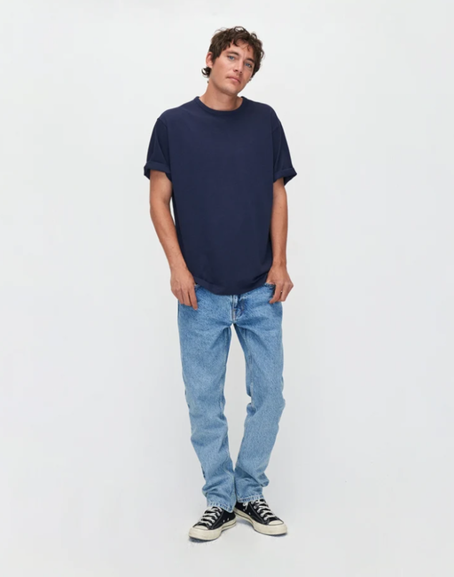 A man wearing a Kuyichi dark navy liam linen tee