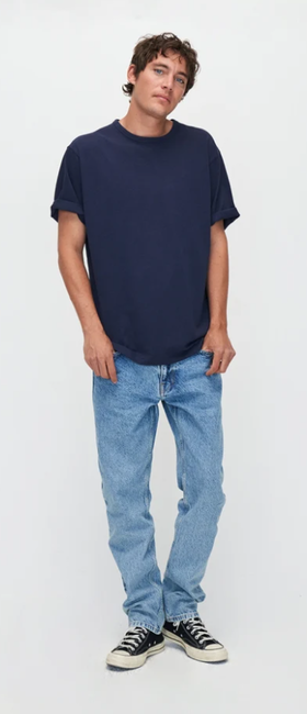 A man wearing a Kuyichi dark navy liam linen tee