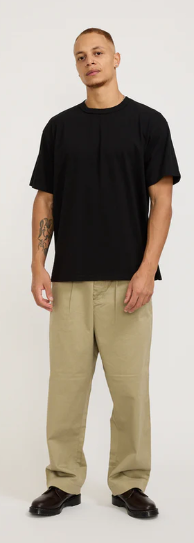 A man wearing a Maple black makaha ss t-shirt anthracite