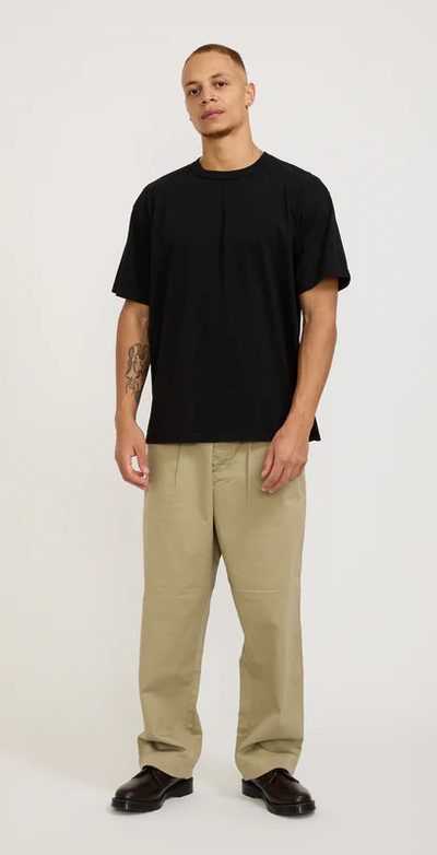 A man wearing a Maple black makaha ss t-shirt anthracite