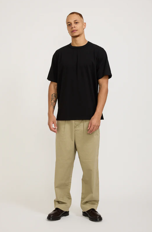 A man wearing a Maple black makaha ss t-shirt anthracite