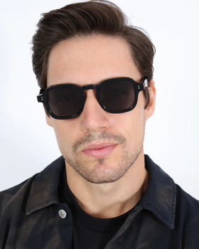 A man wearing a Illesteva black washington sunglasses