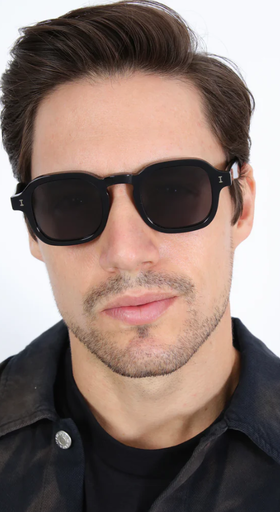 A man wearing a Illesteva black washington sunglasses