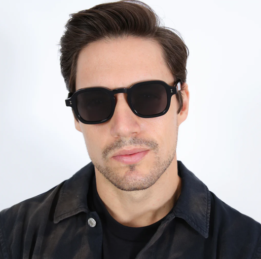 A man wearing a Illesteva black washington sunglasses