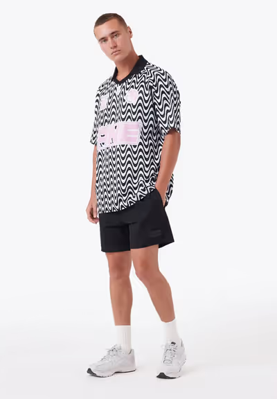 A man wearing a Zanerobe zr football shirt black/pink
