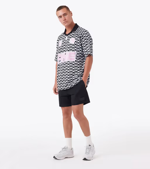 A man wearing a Zanerobe zr football shirt black/pink