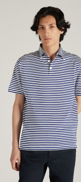 A man wearing Incotex slim-fit polo shirt in certified linen and cotton jersey - grey/bluette