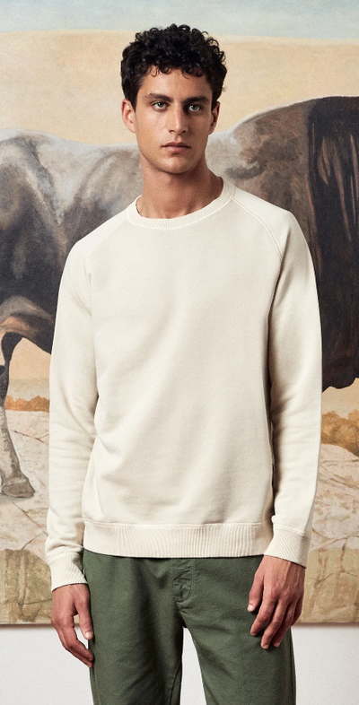 A man wearing Massimo Alba calce color freesport cotton creawneck sweatshirt