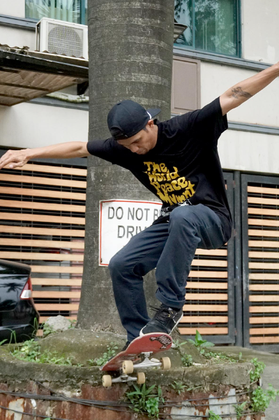 A man wearing a THE Clothing Philippines black t-shirt
