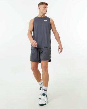 A man wearing Everlast grey basketball jersey
