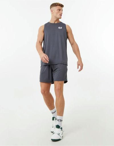 A man wearing Everlast grey basketball jersey