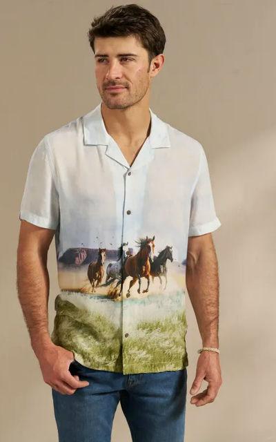 A man wearing Tecovas dusty stampede color lakeside short sleeve button down