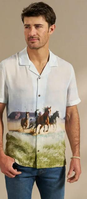 A man wearing Tecovas dusty stampede color lakeside short sleeve button down
