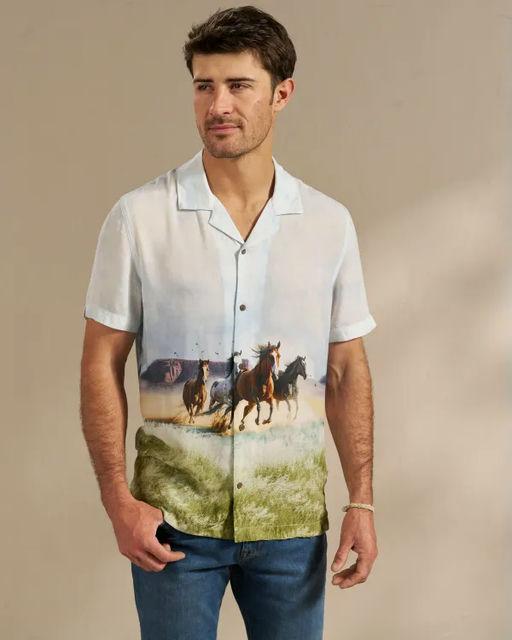 A man wearing Tecovas dusty stampede color lakeside short sleeve button down