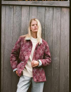 A woman wearing Tombolo 'clambake' quilt