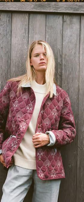 A woman wearing Tombolo 'clambake' quilt
