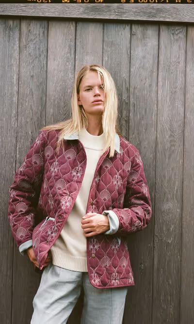 A woman wearing Tombolo 'clambake' quilt