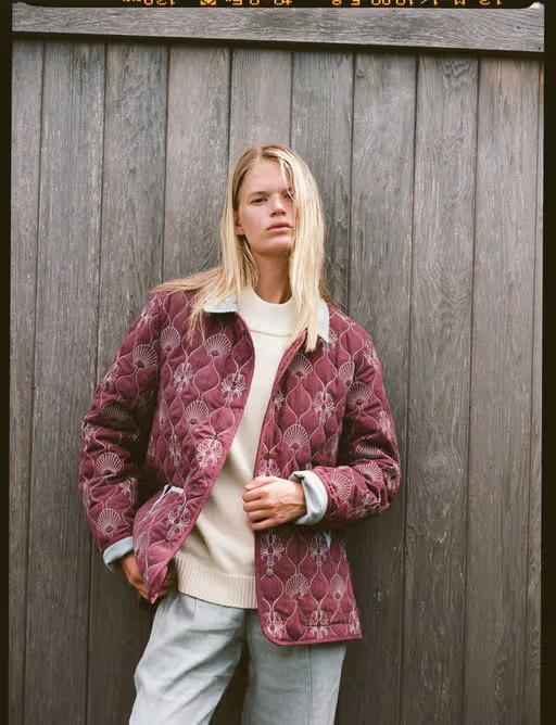 A woman wearing Tombolo 'clambake' quilt