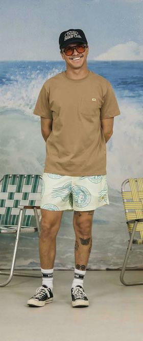 A man wearing Duvin pocket tee brown