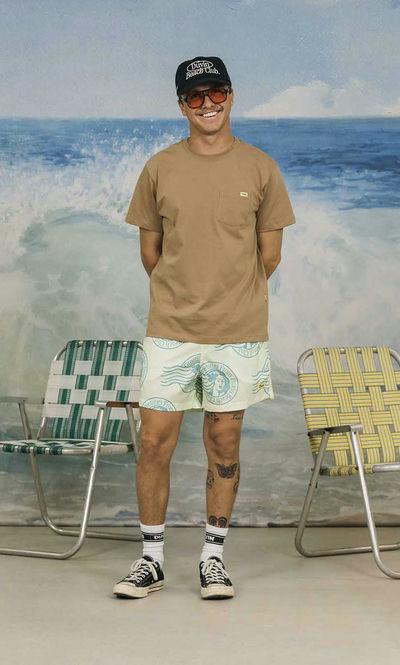 A man wearing Duvin pocket tee brown
