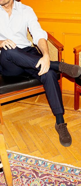 A man wearing Myrqvist dark brown suede sneaker